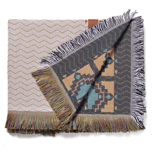 Nahaufnahme von doppelseitigem Jacquard-Gewebe mit bunten Quasten und Ethno-Mustern