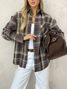 Vintage kariertes Damenhemd in Retro-Braun und Grau mit Taschendetail und Knopfleiste