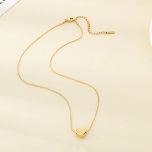 Détail du pendentif cœur doré avec chaîne serpent fine et fermoir mousqueton sécurisé
