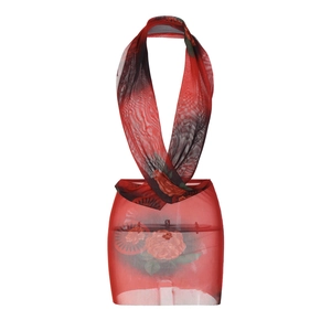 Dettaglio di un abito a fiori rosso con scollo all'americana in tessuto a rete sottile