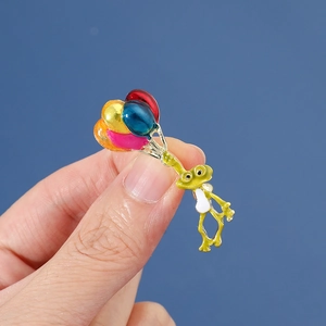 Broche émaillée grenouille verte avec ballons colorés accessoire créatif en métal