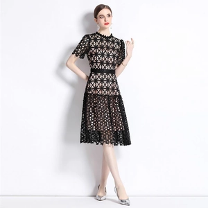 Robe midi élégante en dentelle brodée noire avec manches courtes et taille ceinturée