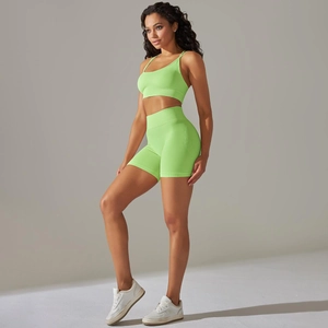 Détail de l'ensemble de yoga sans couture vert néon avec brassière et short taille haute