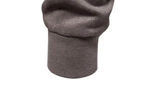 Détail macro des poignets côtelés gris foncé sur un blouson teddy en daim homme