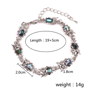 Detail view of colorful shell bracelet with dimensions 19 plus 5 cm and weight 14g