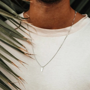 Collier à pendentif carré minimaliste avec chaîne serpent pour homme en acier inoxydable