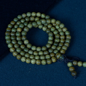 Chapelet bouddhiste en bois de santal vert 108 perles avec nœud chinois et grain naturel