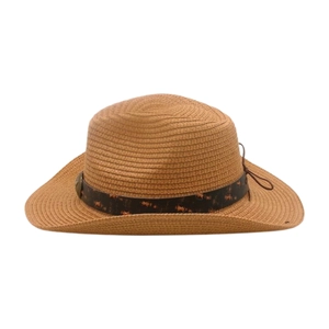 Détails d'un chapeau de paille fait main avec ruban vintage et cordon en cuir
