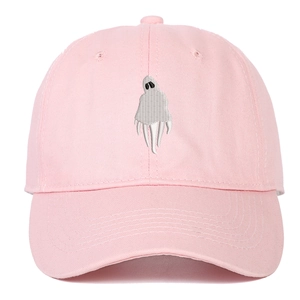 Détail de la broderie fantôme sur une casquette de baseball en coton rose