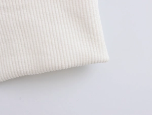 Gros plan sur la texture du tissu en tweed blanc avec motifs tricotés pour vestes chic