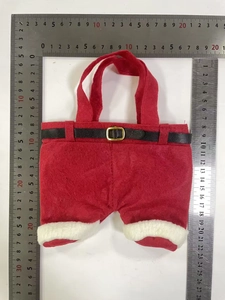 Vue détaillée du sac cadeau pantalon de Noël rouge avec mesures de taille sur échelle