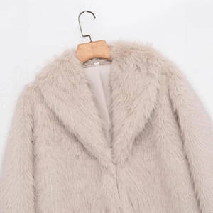 Veste courte pour femme en fausse fourrure beige clair avec large col à revers et texture douce