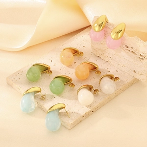 Orecchini a goccia in resina colorata rosa, arancione, verde, blu e bianco con finitura oro