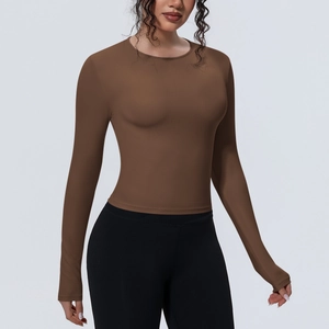Détail du haut de yoga marron à manches longues avec tissu stretch évacuant l'humidité