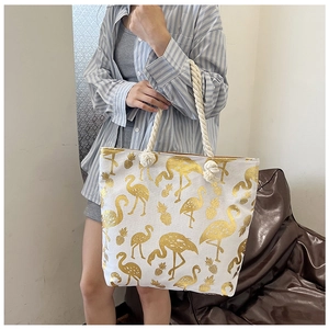 Sac cabas en toile avec imprimé flamant rose doré et poignées en corde pour un usage quotidien.