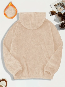 Dettaglio felpa beige in lana di agnello con morbida texture sherpa e fodera termica