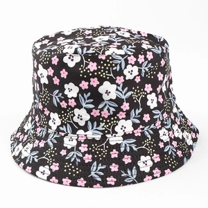 Détail d'un chapeau bob noir avec des imprimés de petites fleurs roses et blanches