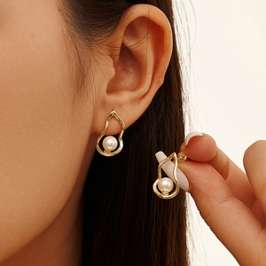 Elegant S925 silver shell pearl earrings with irregular gold rim worn by a model