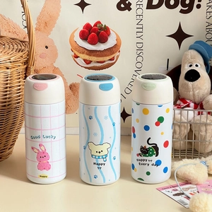 Trois mini bouteilles isothermes avec motifs animaux mignons dans un décor douillet