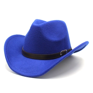 Detailaufnahme der königsblauen Cowboyhut mit braunem Lederband und Silberschnalle