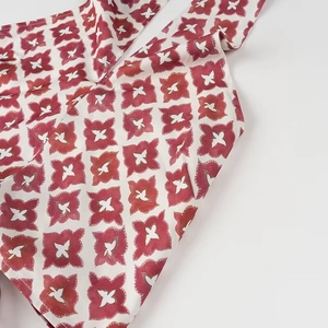 Gros plan sur la texture du tissu imprimé rouge et blanc de la robe de vacances