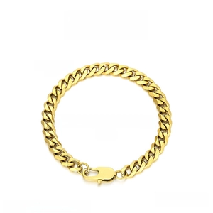 Detailed view of 7mm golden stainless steel Cuban link bracelet with 200mm length parameters