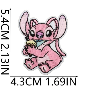 Detalle del parche bordado rosa de perro de dibujos con medidas 5,4 cm x 4,3 cm