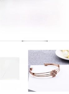 Dettaglio del bracciale a quadrifoglio in acciaio inossidabile 316L oro rosa con cristalli