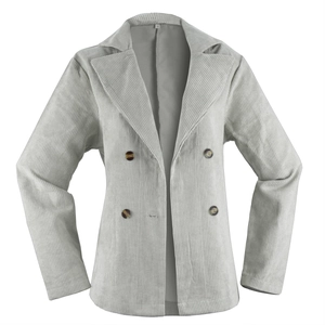 Detailaufnahme der hellgrauen Cord-Blazer-Textur und Knöpfe mit Etikett in der Größe M