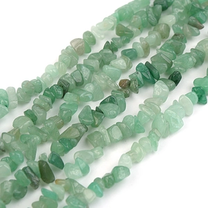 Macro-opname van natuurlijke groene agaatsteentjes voor DIY-sieraden en kralenwerk