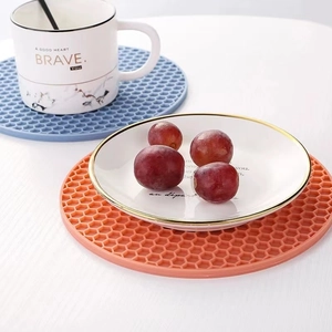 Gros plan détaillé de dessous de plat en silicone nid d'abeille bleu et orange