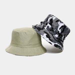 Detail eines wendbaren Fischerhuts mit Camouflage-Muster und verstellbarem Sport-Kinnriemen