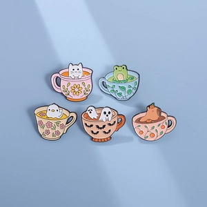 Lot de 5 pin's en émail avec d'adorables animaux dans des tasses à thé colorées