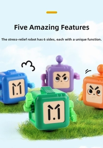 Dettaglio di quattro robot antistress colorati con 6 facce funzionali sull'erba