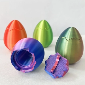 Detaillierte 3D-gedruckte Dracheneier mit Schuppentextur in Orange, Grün und Violett