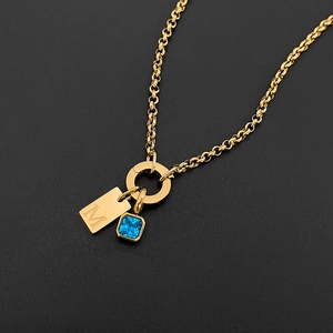 Elegante collar de acero de titanio dorado con placa de letra M y circón cuadrado azul claro