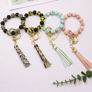 Detail von vier bunten Silikonperlen-Armbändern mit Leoparden- und Blumenmustern