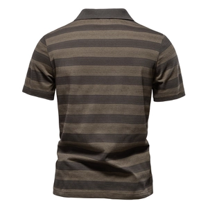Vue arrière d'un polo pour homme avec de fines rayures gris foncé et texture détaillée