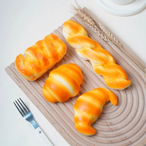 Modèles de pain artificiel en PU réaliste avec croissants sur un plateau en bois décor
