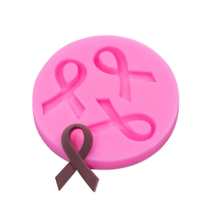 Molde de silicona rosa para lazos de fondant y manualidades sobre un fondo blanco puro