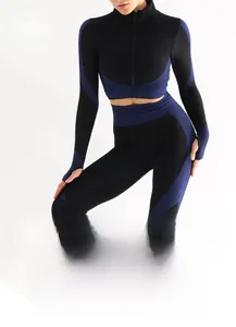 Détail de l'ensemble de yoga sans couture bleu foncé avec empiècements et tissu élastique