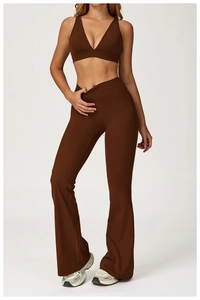 Détail de la brassière marron à col en V et du legging évasé en tissu brossé de haute qualité