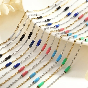 Détail de bracelets en acier inoxydable avec perles émaillées colorées en or et argent