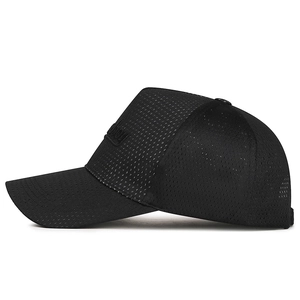 Casquette de baseball en mesh noir à profil haut avec texte 3D en relief et visière incurvée