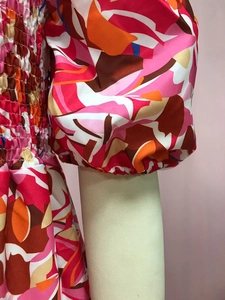 Detalle de vestido bohemio floral con cintura elástica y mangas abullonadas