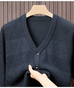 Detailaufnahme der dunkelblauen V-Ausschnitt Strickjacke mit elastischer Textur und Muster