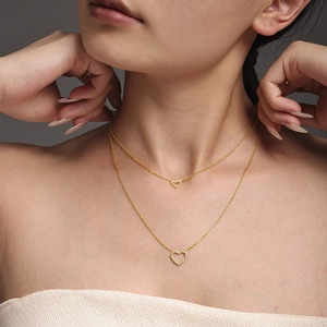 Zweilagige Edelstahl-Goldhalskette mit zwei hohlen herzförmigen Anhängern für Damen