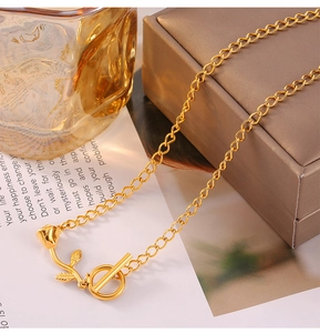 Détail du collier doré avec pendentif fleur de rose et fermoir à bascule OT élégant