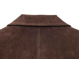 Detailaufnahme des braunen Wildleder-Blazer-Kragens mit hochwertigen weißen Nähten