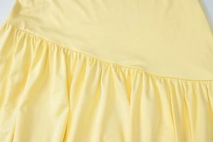Vue détaillée de la couture de la robe jaune et texture du tissu froncé en détail